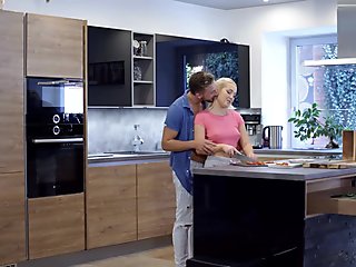 Newlyweds Lovita Fate & Pal Shag в кухнячета това видео